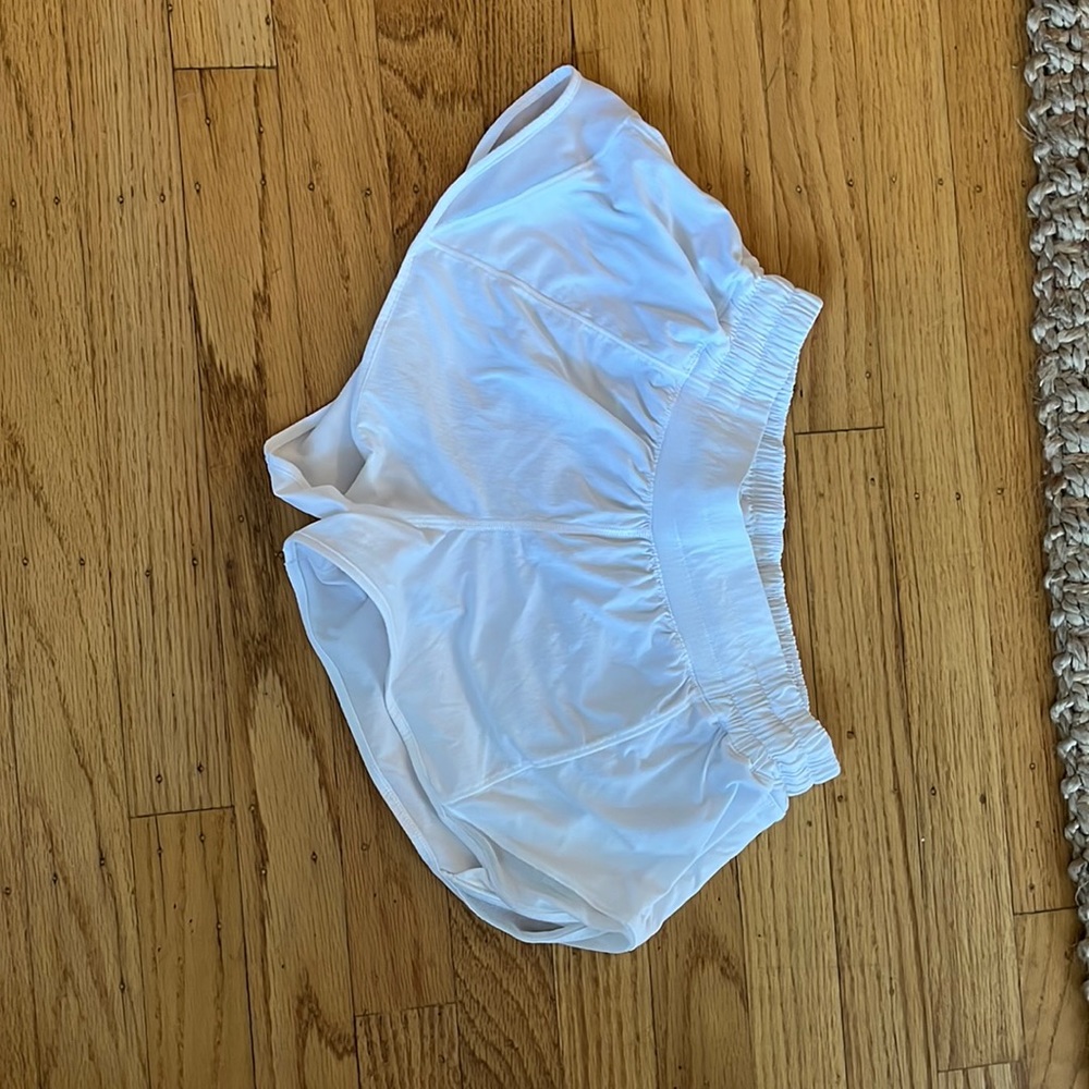 Lululemon White Hotty Hot Shorts Size 6, low rise length 2.5